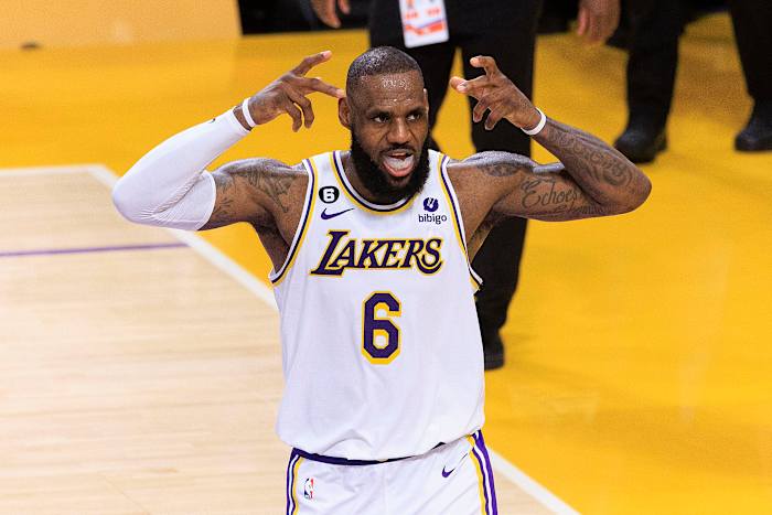 LeBron James en el último duelo de la temporada regular 2023 de la NBA